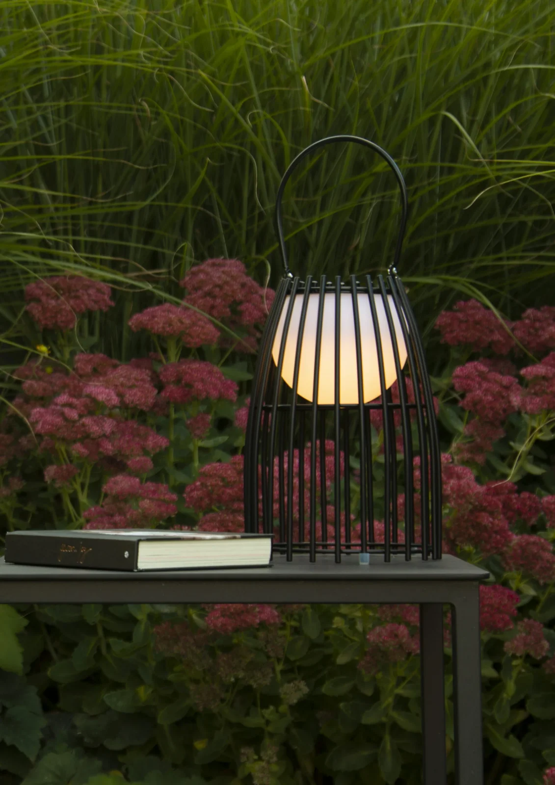 Lucide FJARA - Nabu00edjateu013enu00e1 stolnu00e1 lampa do interiu00e9ru/exteriu00e9ru - Batu00e9riovu00fd balu00edk - u00d8 17,5 cm - LED Stmievanie po teplo - 1x0,3W 3000K - IP44 - u010cierna
