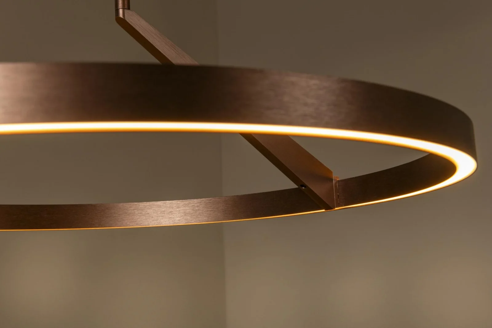 Lucide APLAUZ - Zu00e1vesnu00e9 svetlo - u00d8 60 cm - LED tlmenu00e9. - CCT - 1x32W 2700K/4000K - Senzor ruu010dnu00fdch vln - Coffee | Pru00e9miovu00e9