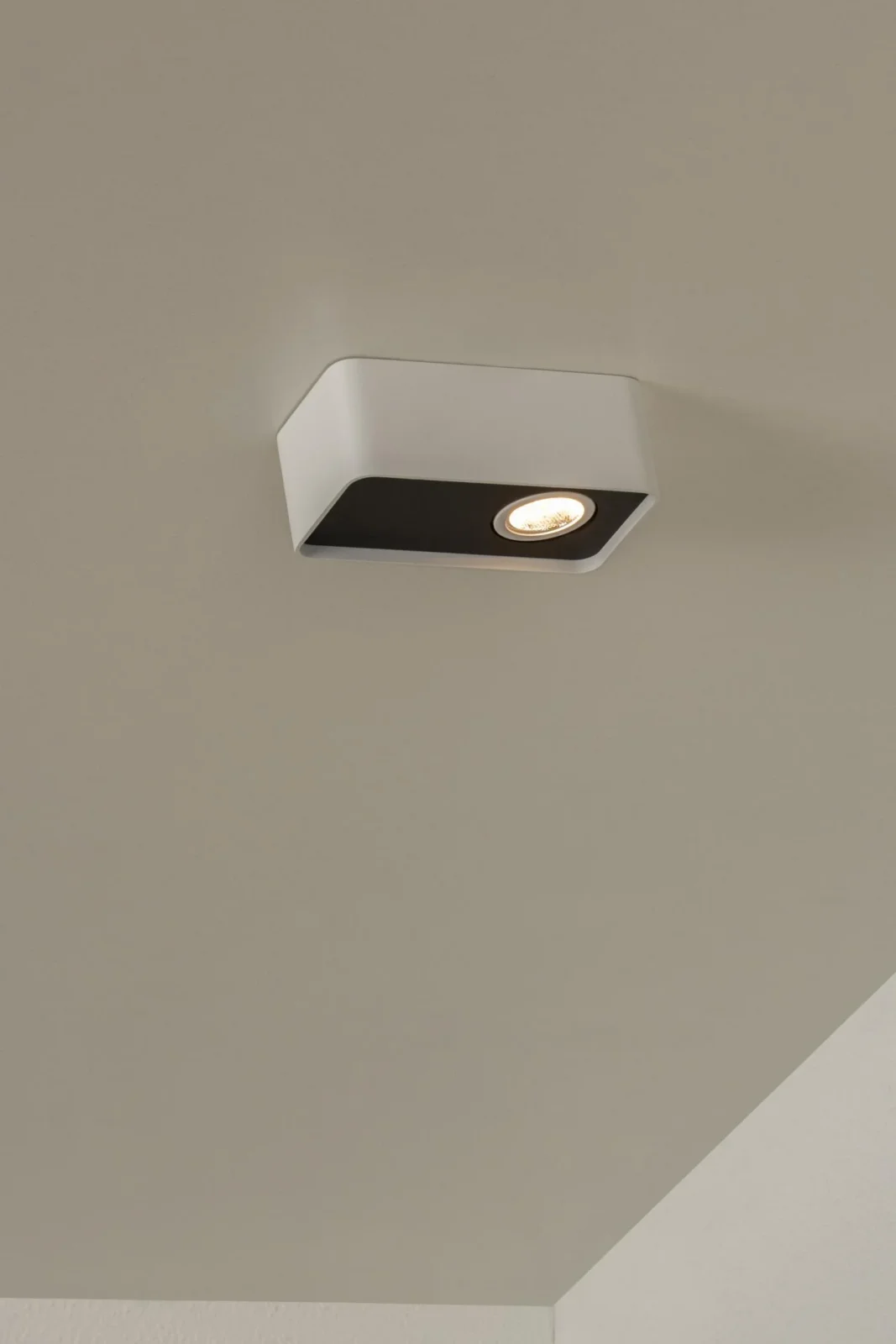 Lucide ANGULAR - Stropnu00e9 reflektory - LED tlmenu00e9. - 1x6W 2700K - biela | Pru00e9miovu00e9