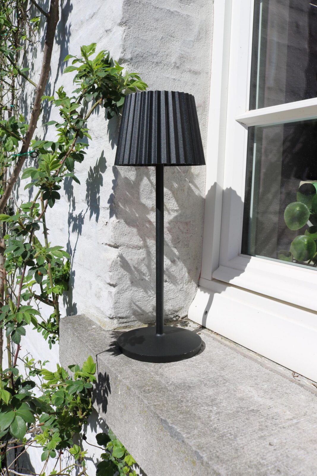Lucide JUSTINE - Nabu00edjateu013enu00e1 stolnu00e1 lampa do interiu00e9ru/exteriu00e9ru - batu00e9riovu00fd balu00edk - LED tlmenu00fd. - 1x2W 2700K - IP54 - s bezdru00f4tovou nabu00edjacou podlou017ekou - u010dierna