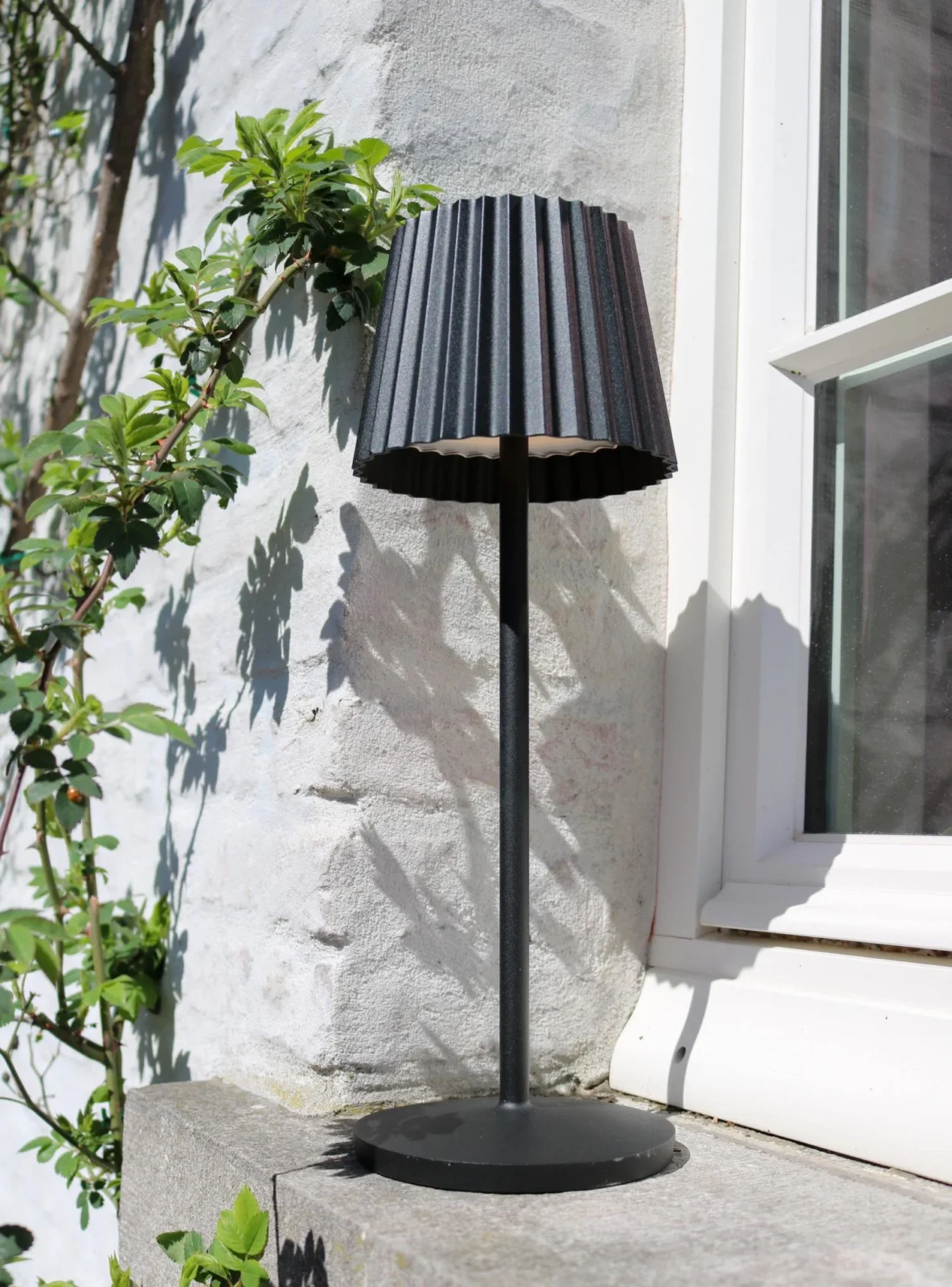 Lucide JUSTINE - Nabu00edjateu013enu00e1 stolnu00e1 lampa do interiu00e9ru/exteriu00e9ru - batu00e9riovu00fd balu00edk - LED tlmenu00fd. - 1x2W 2700K - IP54 - s bezdru00f4tovou nabu00edjacou podlou017ekou - u010dierna