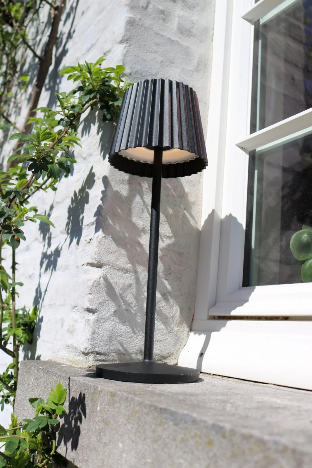 Lucide JUSTINE - Nabu00edjateu013enu00e1 stolnu00e1 lampa do interiu00e9ru/exteriu00e9ru - batu00e9riovu00fd balu00edk - LED tlmenu00fd. - 1x2W 2700K - IP54 - s bezdru00f4tovou nabu00edjacou podlou017ekou - u010dierna