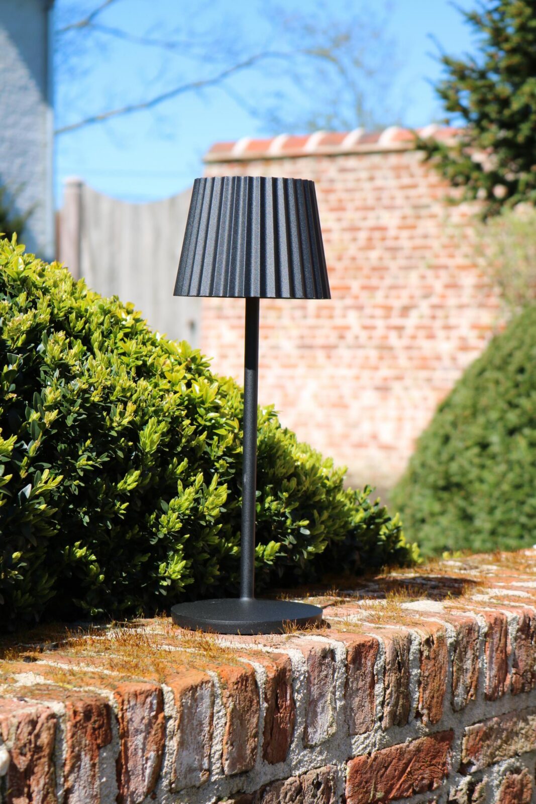 Lucide JUSTINE - Nabu00edjateu013enu00e1 stolnu00e1 lampa do interiu00e9ru/exteriu00e9ru - batu00e9riovu00fd balu00edk - LED tlmenu00fd. - 1x2W 2700K - IP54 - s bezdru00f4tovou nabu00edjacou podlou017ekou - u010dierna