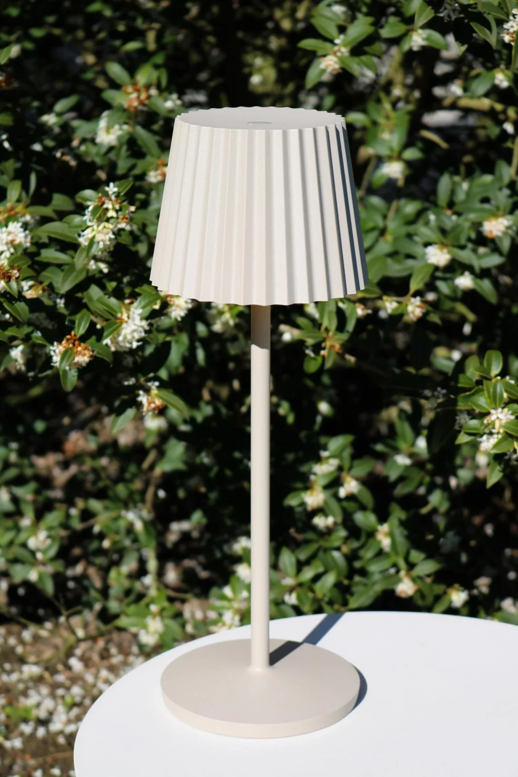 Lucide JUSTINE - Nabu00edjateu013enu00e1 stolnu00e1 lampa do interiu00e9ru/exteriu00e9ru - batu00e9riovu00fd balu00edk - LED tlmenu00fd. - 1x2W 2700K - IP54 - s bezdru00f4tovou nabu00edjacou podlou017ekou - kru00e9movu00e1