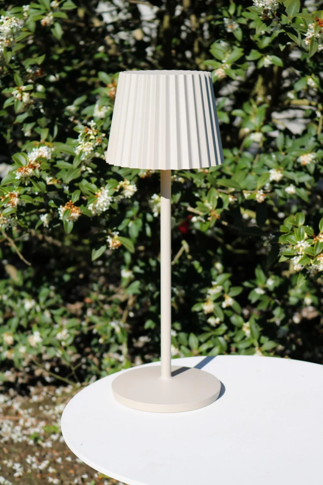 Lucide JUSTINE - Nabu00edjateu013enu00e1 stolnu00e1 lampa do interiu00e9ru/exteriu00e9ru - batu00e9riovu00fd balu00edk - LED tlmenu00fd. - 1x2W 2700K - IP54 - s bezdru00f4tovou nabu00edjacou podlou017ekou - kru00e9movu00e1