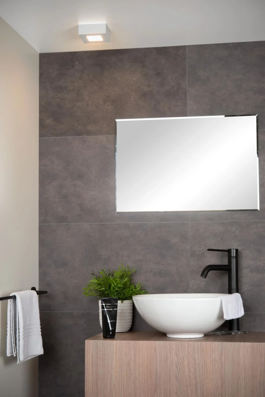 Lucide BRICE-LED - Spu00fau0161u0165acie stropnu00e9 svetlo Ku00fapeu013eu0148a - LED tlmenu00e9. - 1x8W 3000K - IP44 - biela