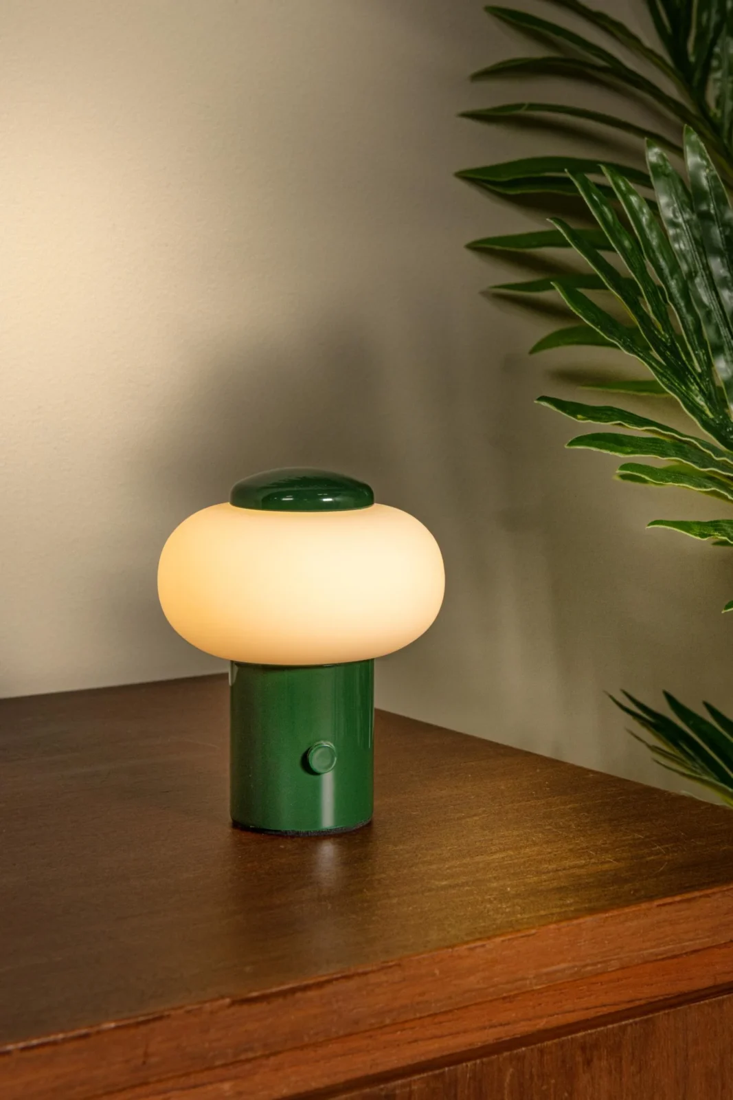 Lucide GUSTAV - Nabu00edjateu013enu00e1 stolnu00e1 lampa - Batu00e9riovu00fd balu00edk - u00d8 8 cm - LED tlmenu00e1 - 1x0,8W 2700K - zelenu00e1 | Essential