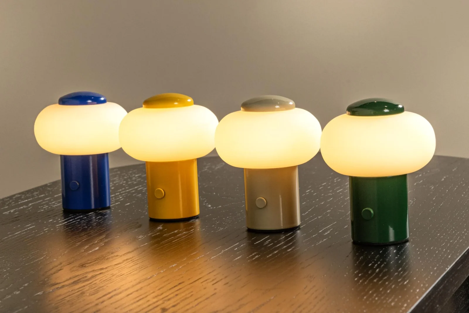 Lucide GUSTAV - Nabu00edjateu013enu00e1 stolnu00e1 lampa - Batu00e9riovu00fd balu00edk - u00d8 8 cm - LED tlmenu00e1 - 1x0,8W 2700K - zelenu00e1 | Essential