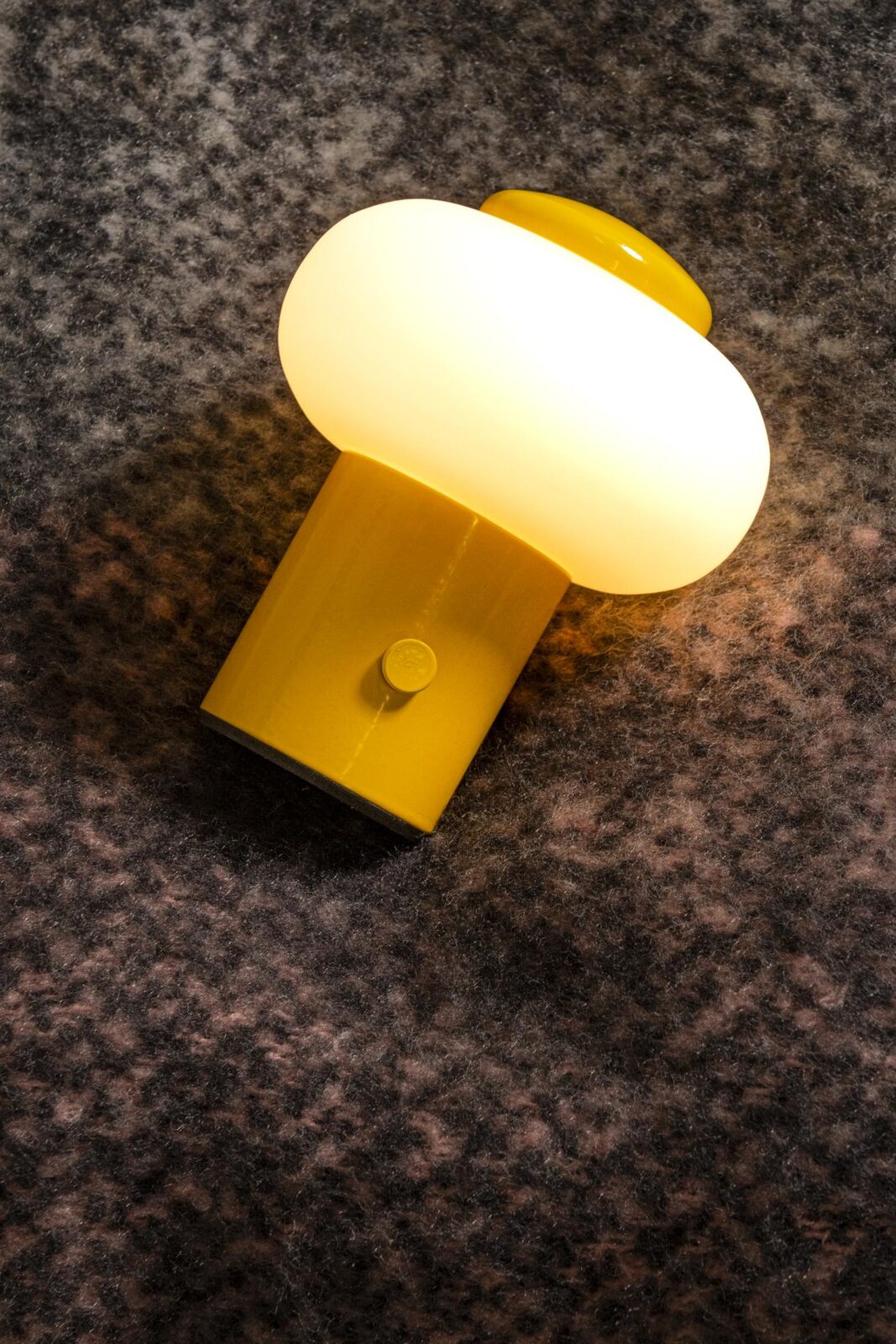 Lucide GUSTAV - Nabu00edjateu013enu00e1 stolnu00e1 lampa - Batu00e9riovu00fd balu00edk - u00d8 8 cm - LED tlmenu00fd. - 1x0,8W 2700K - u017eltu00e1 | Essential