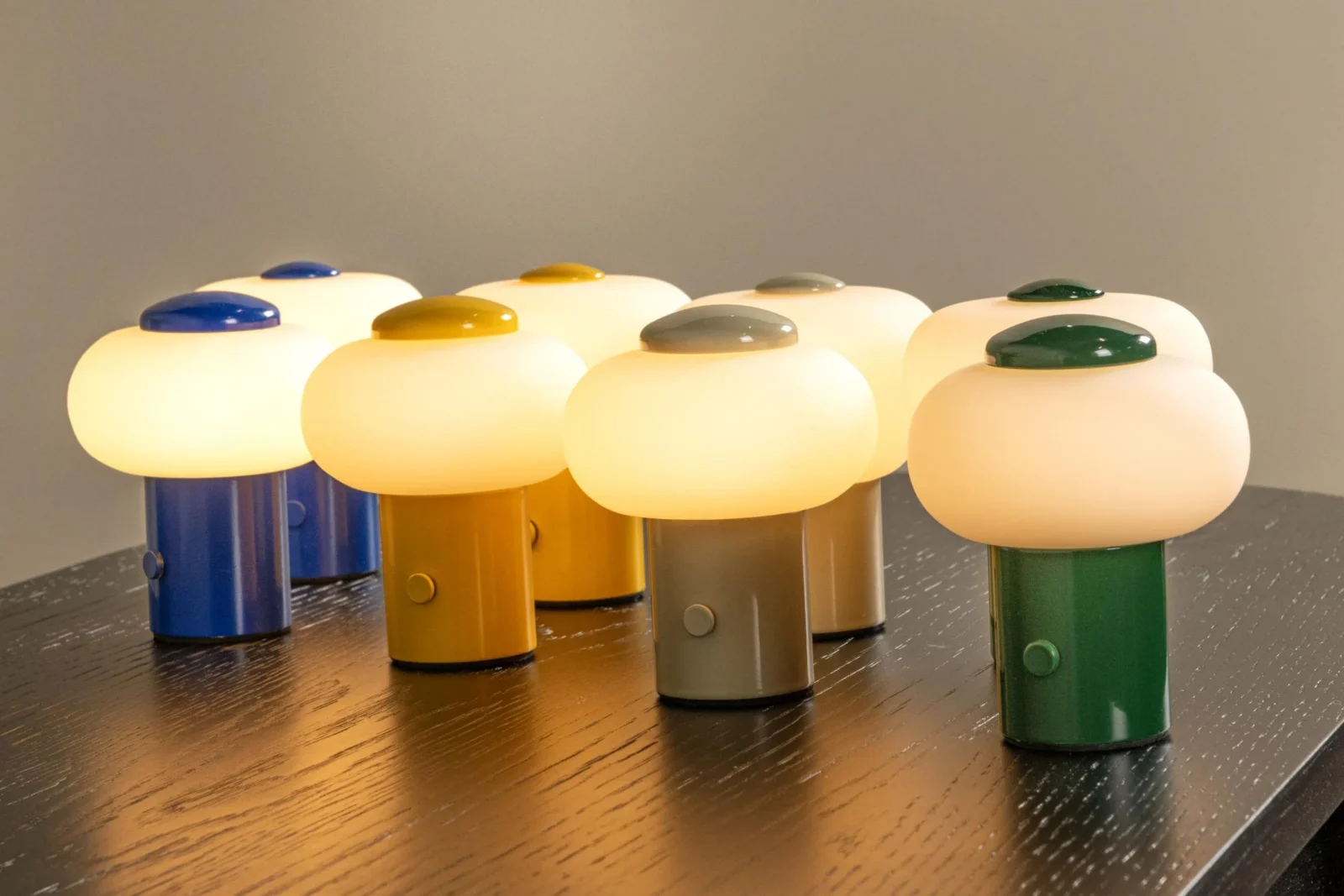 Lucide GUSTAV - Nabu00edjateu013enu00e1 stolnu00e1 lampa - Batu00e9riovu00fd balu00edk - u00d8 8 cm - LED tlmenu00fd. - 1x0,8W 2700K - u017eltu00e1 | Essential