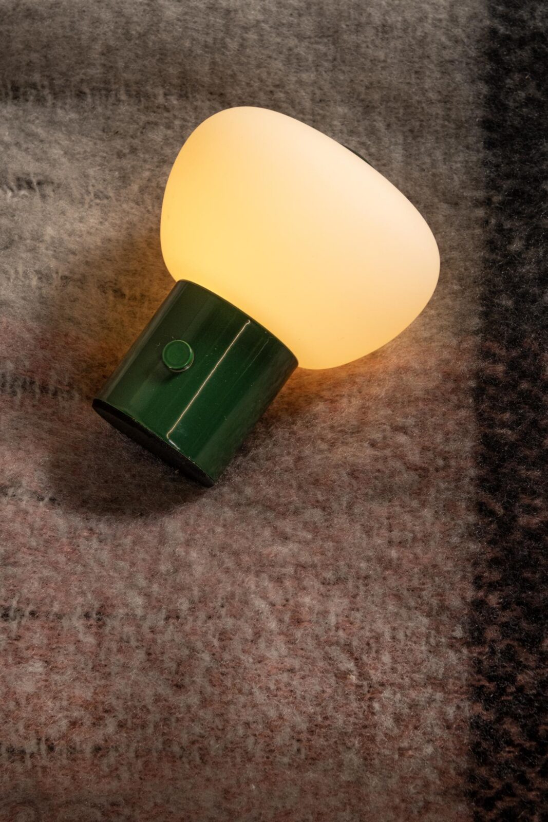 Lucide GUSTAV - Nabu00edjateu013enu00e1 stolnu00e1 lampa - Batu00e9riovu00fd balu00edk - u00d8 8 cm - LED tlmenu00e1 - 1x0,8W 2700K - zelenu00e1 | Essential