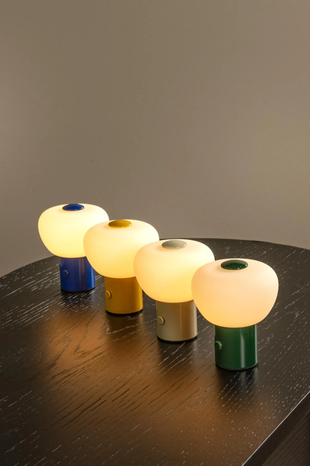 Lucide GUSTAV - Nabu00edjateu013enu00e1 stolnu00e1 lampa - Batu00e9riovu00fd balu00edk - u00d8 8 cm - LED tlmenu00e1 - 1x0,8W 2700K - modru00e1 | Essential
