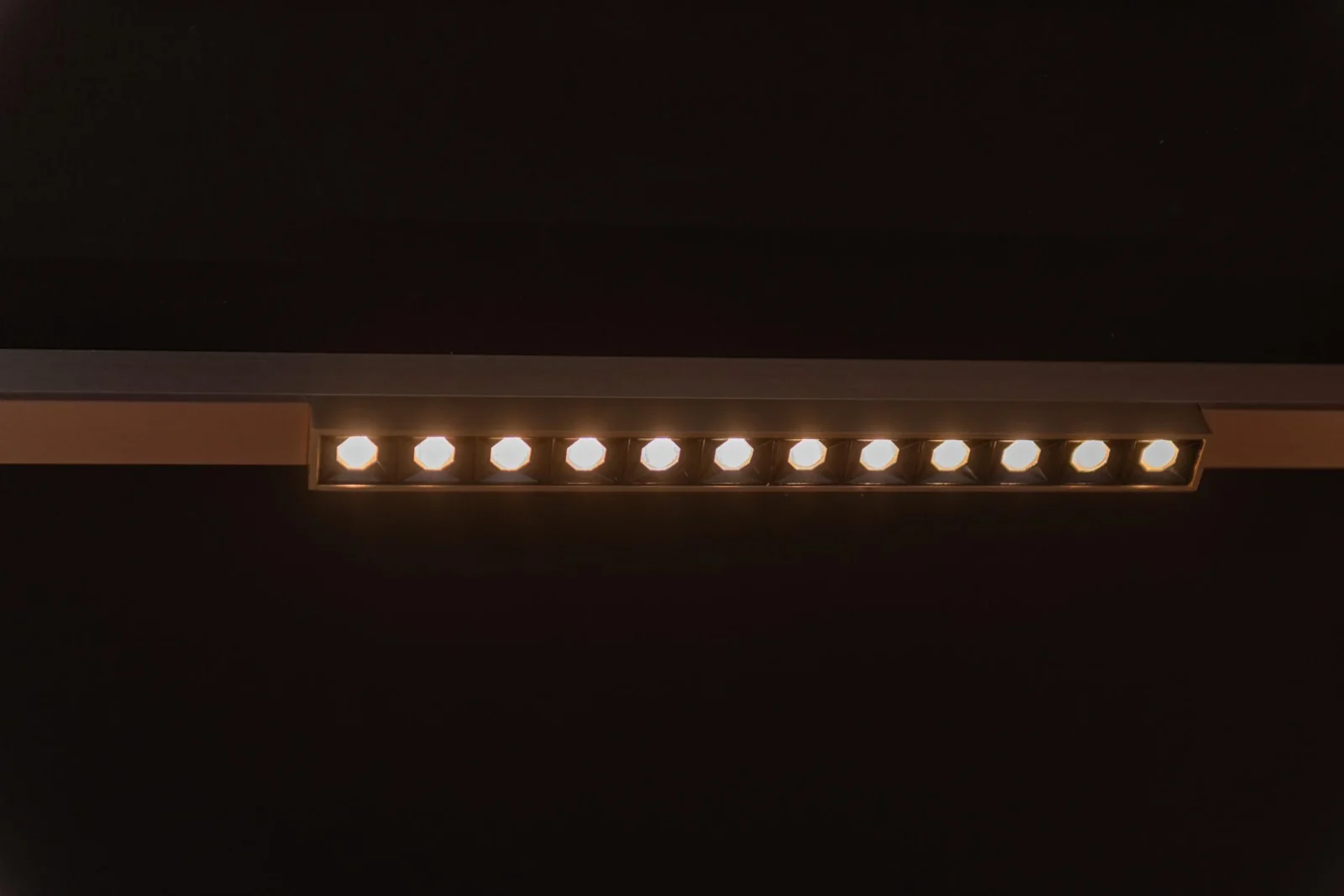 Lucide Premium LINIAL XENIA - 1-okruhovu00fd osvetu013eovacu00ed systu00e9m / Smart Rail Lighting - Smart - 48V kou013eaj - LED - u0161ampansku00e9