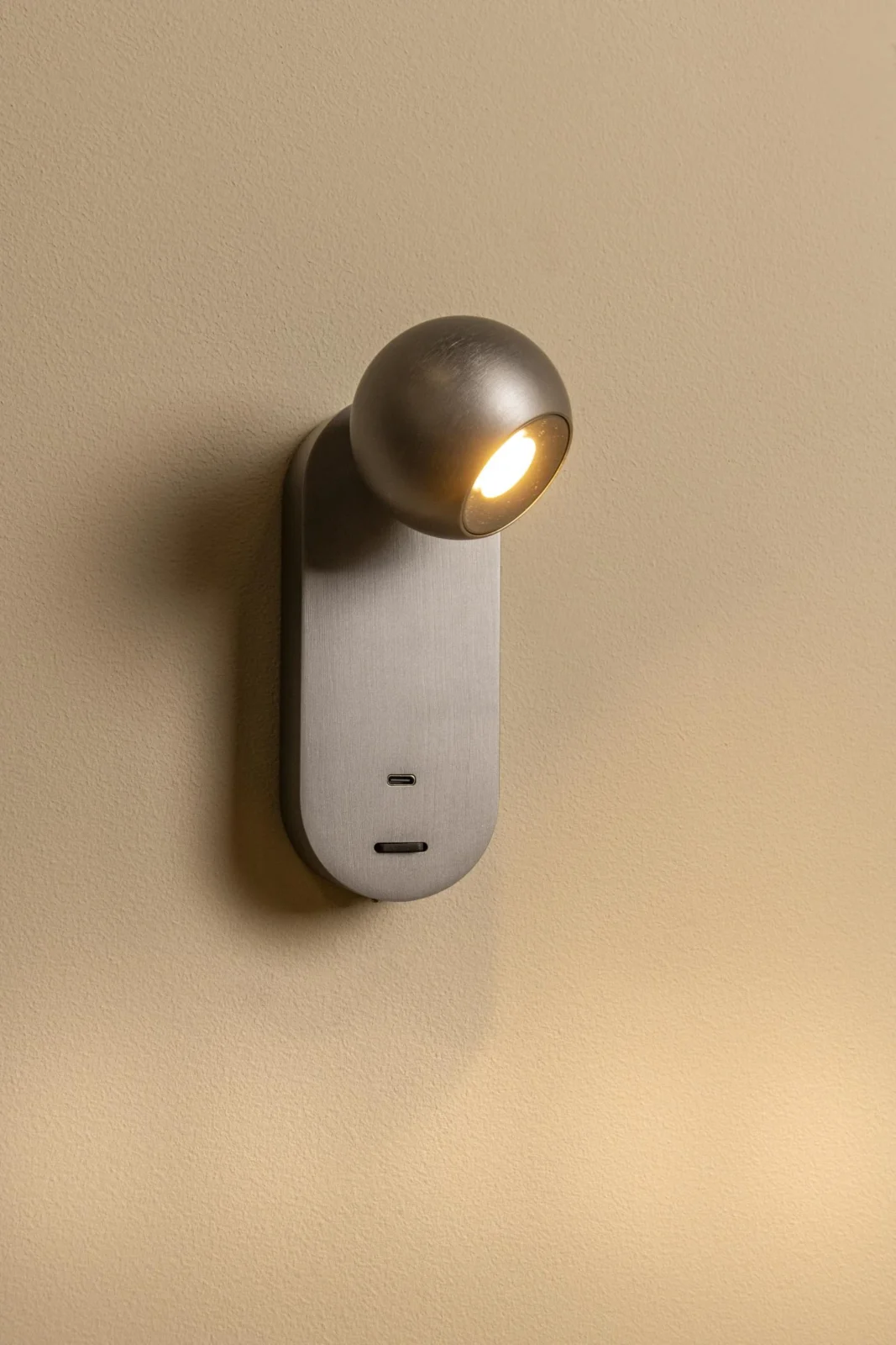 Lucide MONTANA - Nu00e1stennu00e9 svetlo - LED - CCT - 1x6,3W 2700K/4000K - S USB nabu00edjacu00edm bodom - Grey iron | Pru00e9miovu00e9