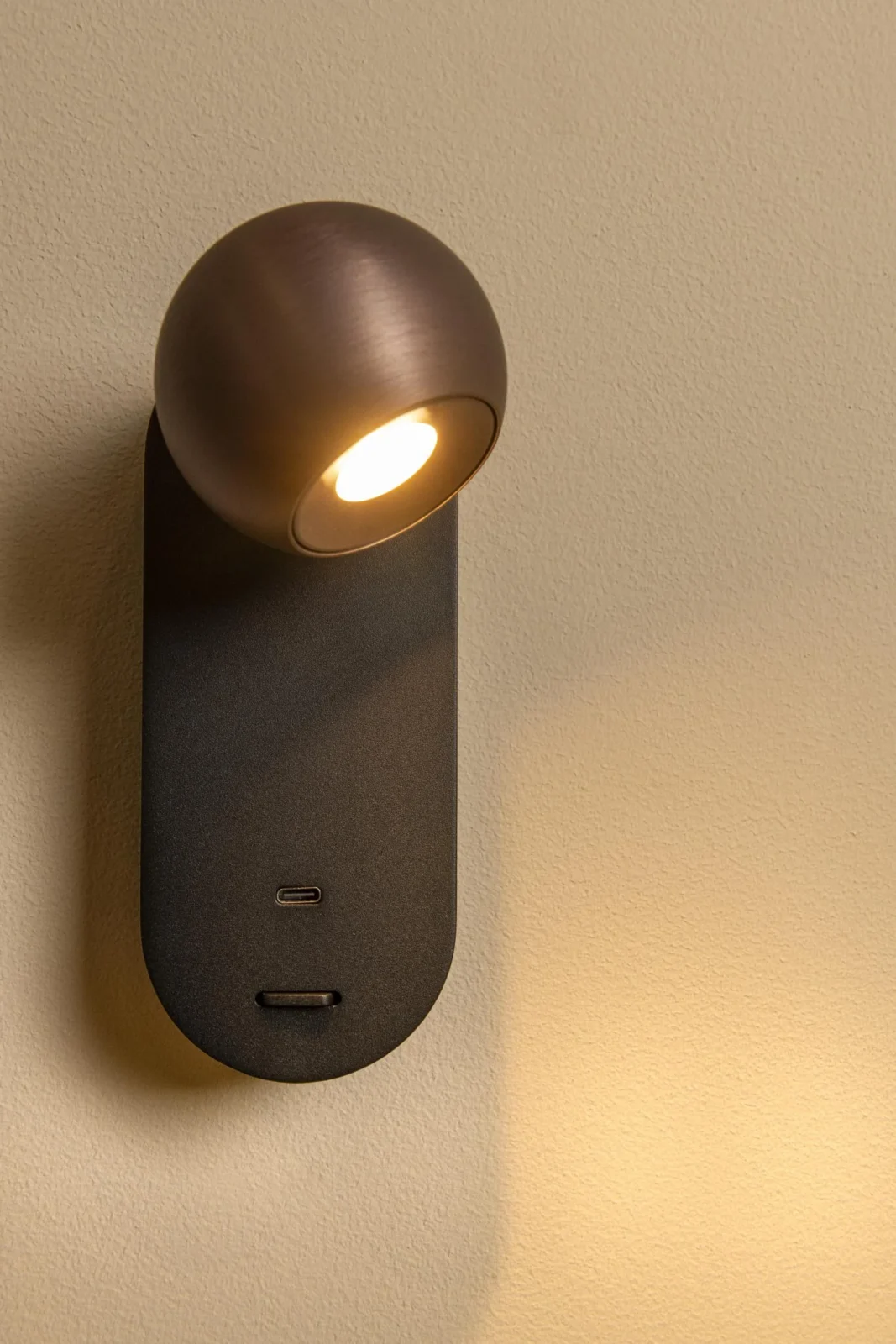Lucide MONTANA - Nu00e1stennu00e9 svetlo - LED - CCT - 1x6,3W 2700K/4000K - S USB nabu00edjacu00edm bodom - Coffee | Pru00e9miovu00e9